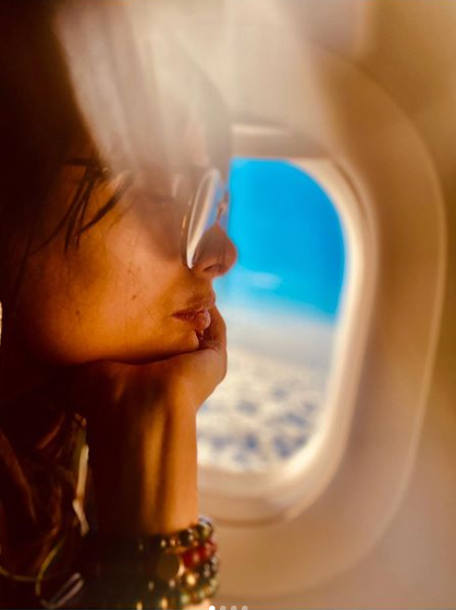 가브리엘라 라이트는 자신의 인스타그램에 사진 여러 장을 게재했다. 공개된 사진에는 비행기 안에서 눈을 감고 턱을 괴는 듯한 모습을 하고 있는 가브리엘라 라이트의 모습이 담겼다. 사진=가브리엘라 라이트 SNS