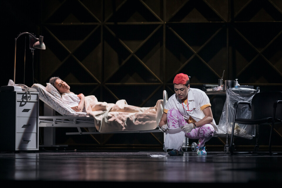 연극 '엔젤스 인 아메리카 파트 투: 페레스트로이카' 공연 장면. 사진=국립극단