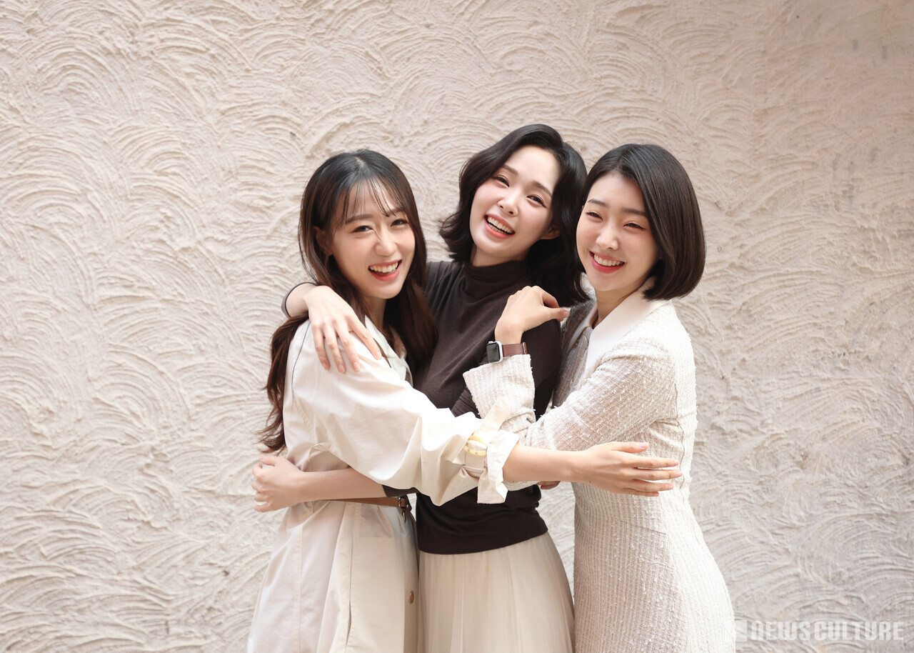 뮤지컬 '브론테'에서 샬럿 역을 맡은 강지혜, 허혜진, 이봄소리(왼쪽부터).