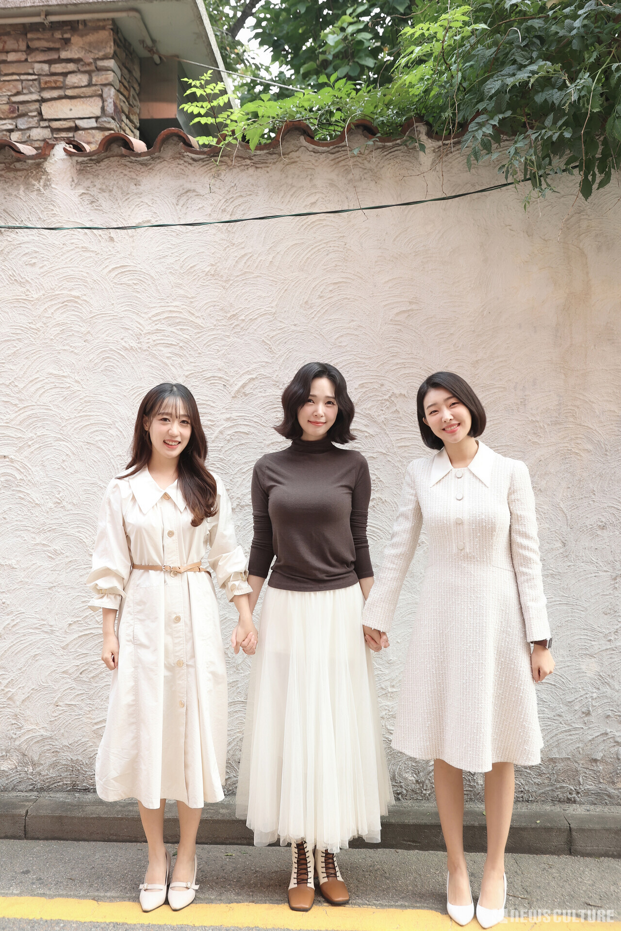 뮤지컬 '브론테'에서 샬럿 역을 맡은 강지혜, 허혜진, 이봄소리(왼쪽부터).