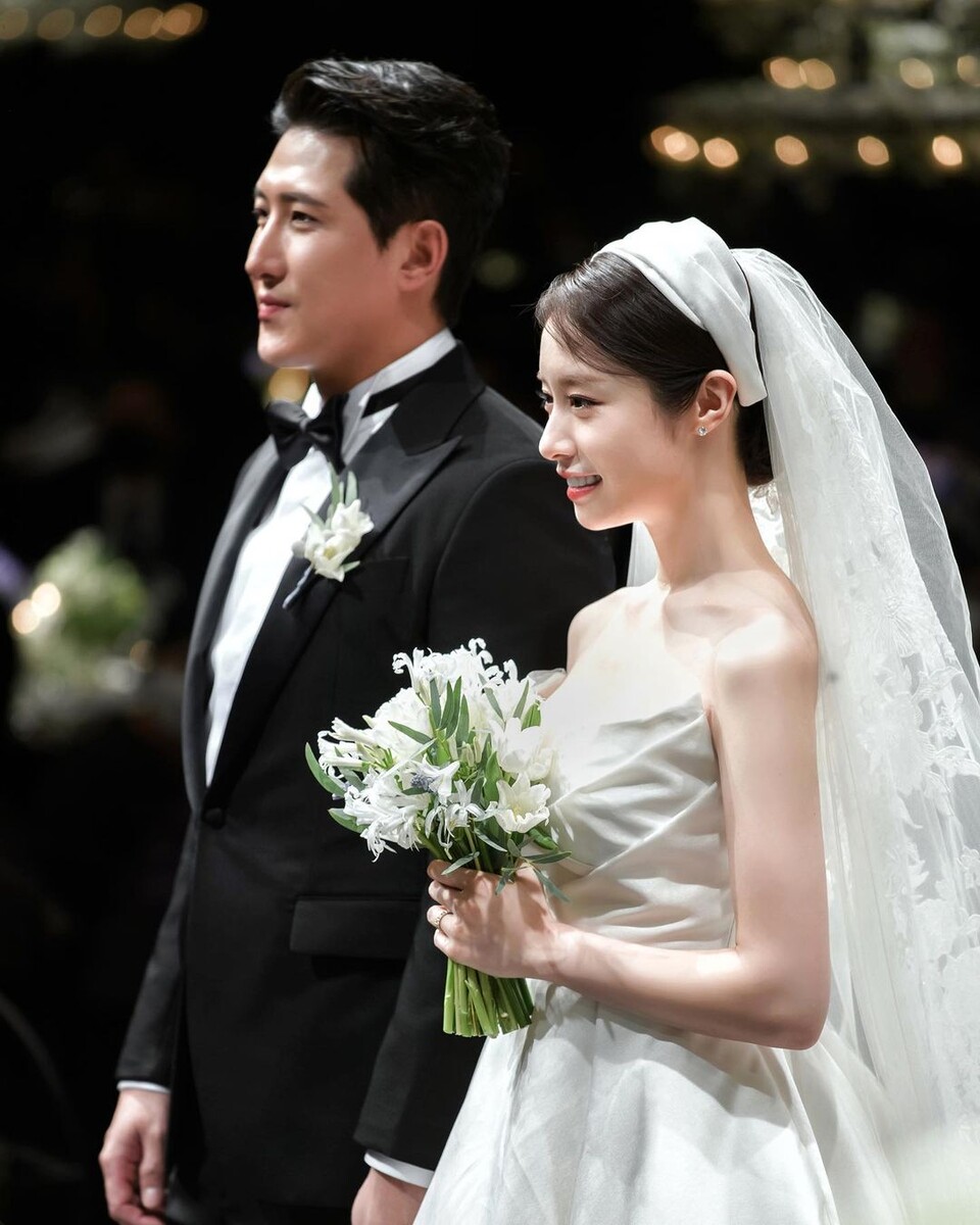 O casamento de Jeon com T-ara e o jogador de beisebol Hwang Jae-gyun.  Foto = Instagram de Park Ji Yoon