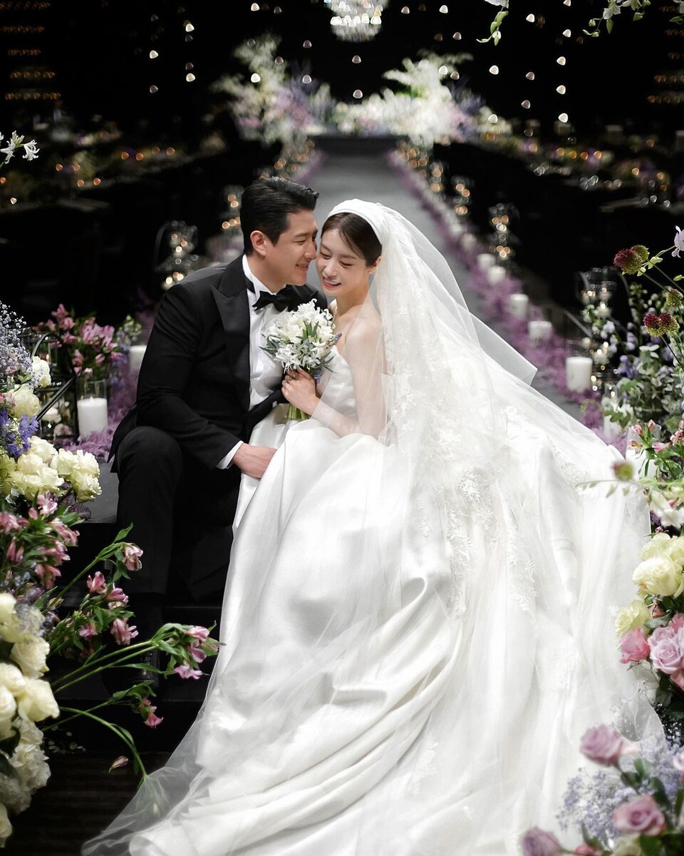 O casamento de Jeon com T-ara e o jogador de beisebol Hwang Jae-gyun.  Foto = Instagram de Park Ji Yoon