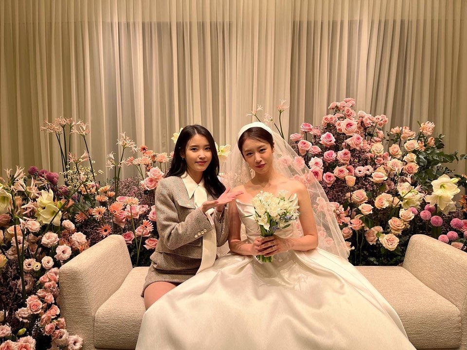 IU, uma convidada na sala de espera da noiva no casamento da tiara de Jiyeon.  Foto = Instagram de Park Ji Yoon