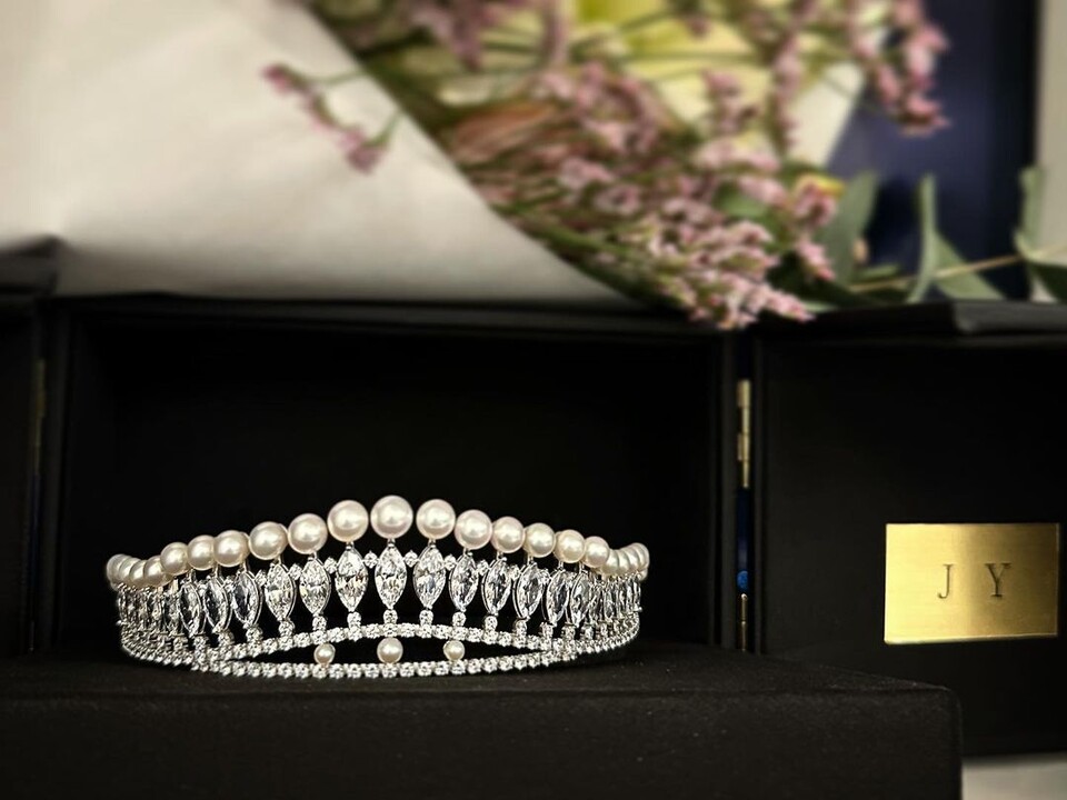 A crafted pearl tiara wedding gift given to Tiara Jiyeon by her best friend IU.  Photo = Park Ji-yeon's Instagram