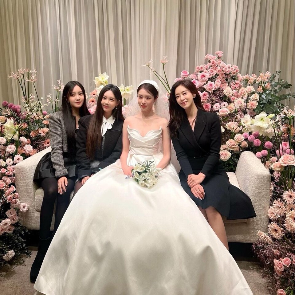 Hyomin, Qri, and Ham Eunjung attended the wedding of Jiyeon and Hwang Jaekyun in T-ara.  Photo = Park Ji-yeon's Instagram