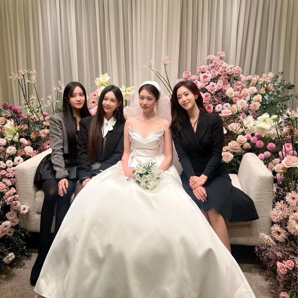 Hyomin, Qri e Ham Eunjung vão ao casamento de Jiyeon e Hwang Jaekyun no T-ara.  Foto = Instagram de Park Ji Yoon