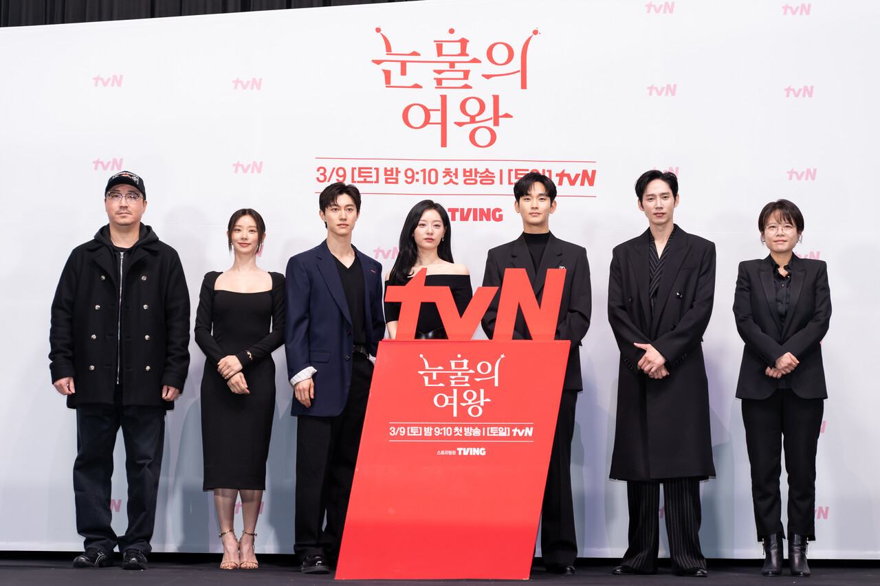 7일 '눈물의 여왕' 제작발표회에 참석한 배우들과 두 감독. 사진=tvN