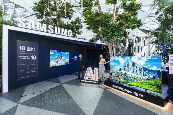 삼성전자가  28일 싱가포르공항 ‘쥬얼 창이’에서 TV 신제품 체험존을 오픈했다. 삼성전자 직원과 모델이 체험존 방문객을 맞이하고 있다. 사진=삼성전자