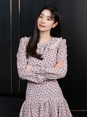 [NC인터뷰] 다현, 10년 만에 배우 데뷔 "감히 <b>수지</b>를?…<b>키스신</b> 걱정하는...